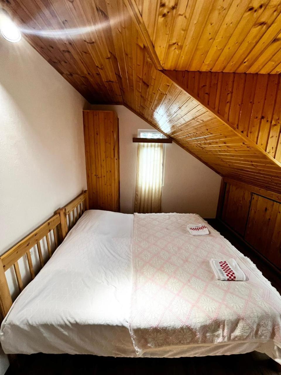 Nino & Irodi'S Guest House Koetaisi Buitenkant foto