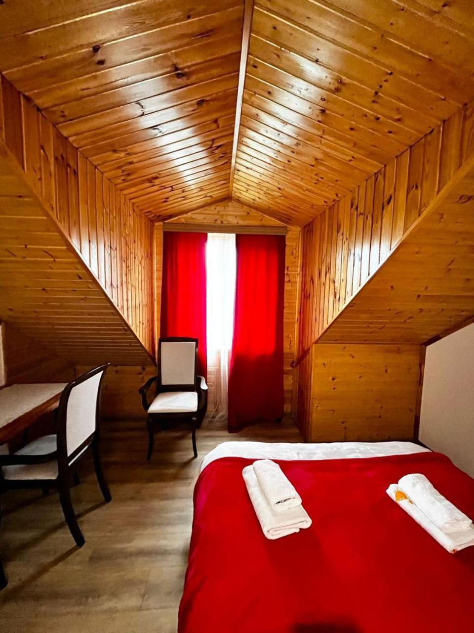Nino & Irodi'S Guest House Koetaisi Buitenkant foto