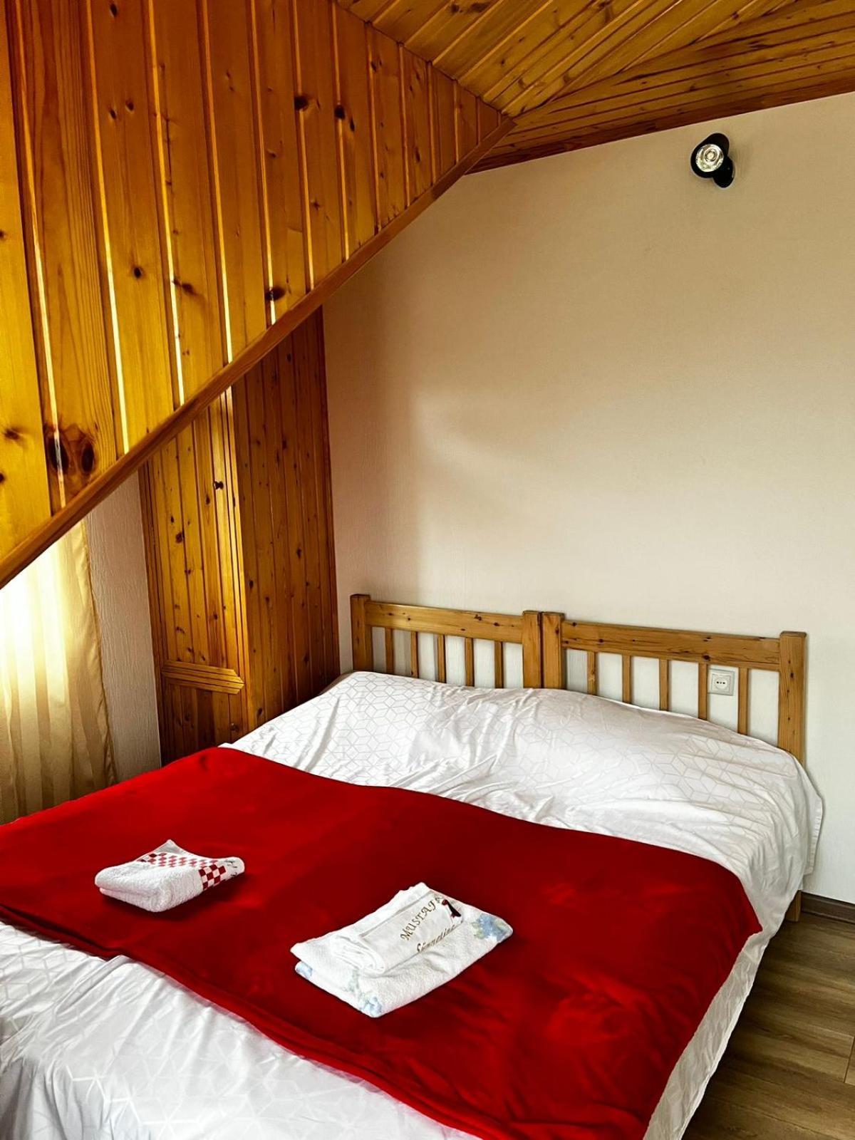 Nino & Irodi'S Guest House Koetaisi Buitenkant foto